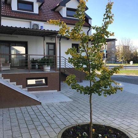 Eva Rooms & Studio Apartment Karlovac Esterno foto