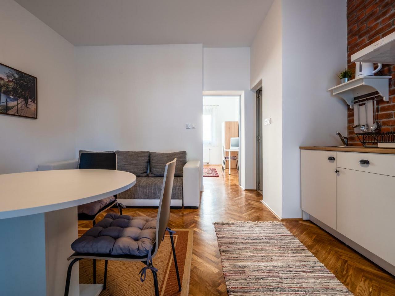 Eva Rooms & Studio Apartment Karlovac Esterno foto