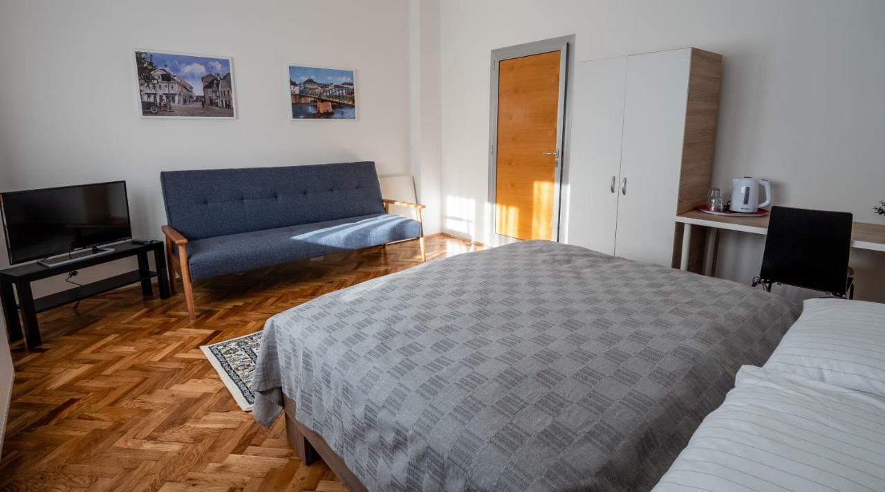 Eva Rooms & Studio Apartment Karlovac Esterno foto